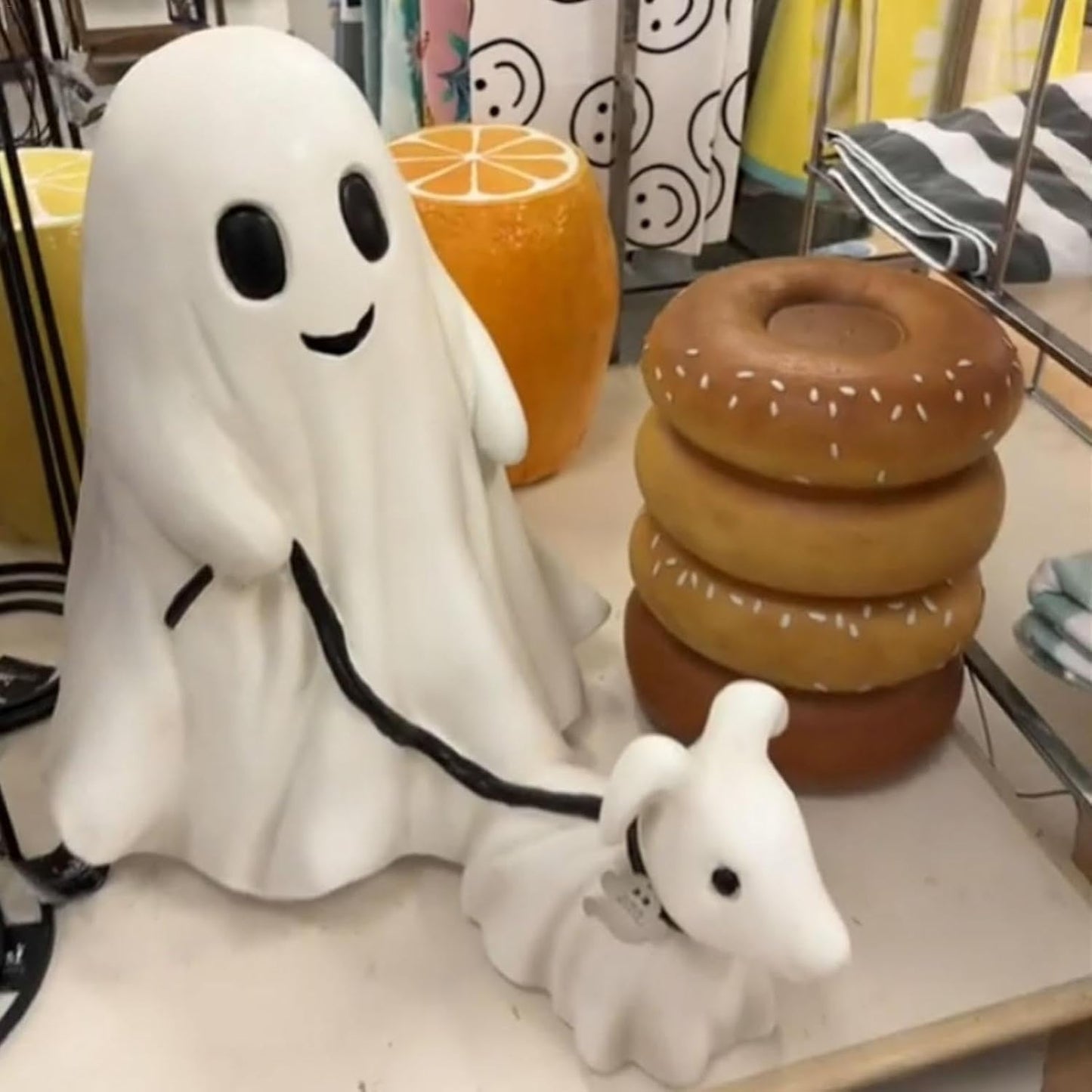 Halloween Ghost Dog Figurine – Cute Walking Dog Statue with Spooky Festival Charm, Tabletop Decoration, and Household Ornament Party Gift