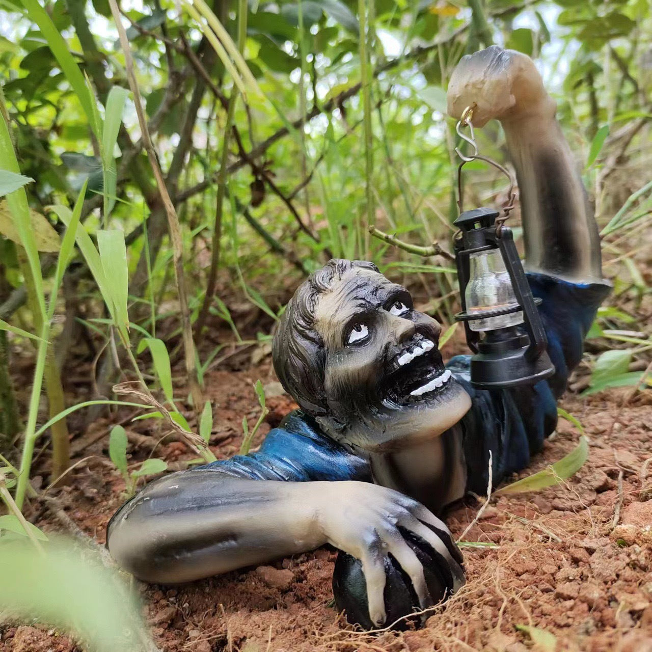 Halloween Zombie Statue with Lantern – Outdoor Garden Ornament Waterproof Decoration for Lawn, Patio, Yard, and Haunted House Props