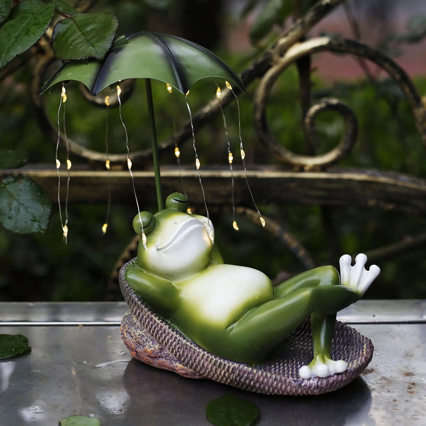 Solar LED Frog Garden Statue – Cute Waterproof Resin Sculpture with Umbrella for Outdoor Yard, Lawn, and Patio Décor